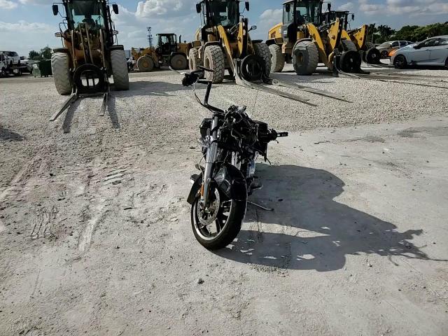 2017 Harley-Davidson Flhx Street Glide VIN: 1HD1KBC11HB667771 Lot: 92933085