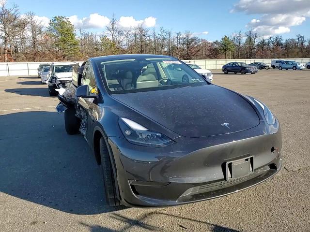 2024 Tesla Model Y VIN: 7SAYGDED9RF099811 Lot: 90992675