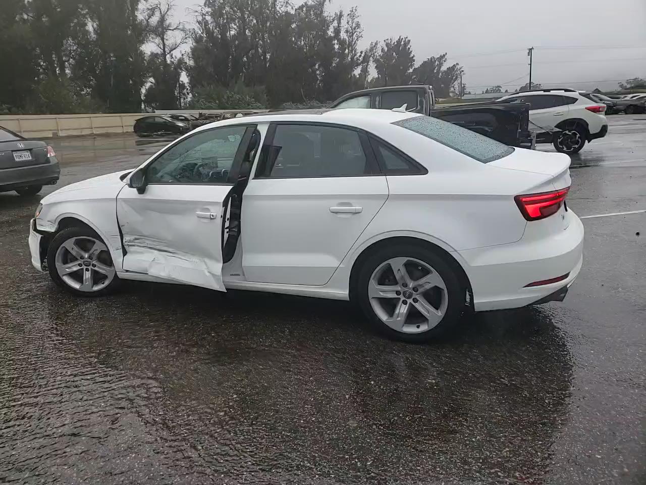 Фото: WAUB8GFF2H1020520