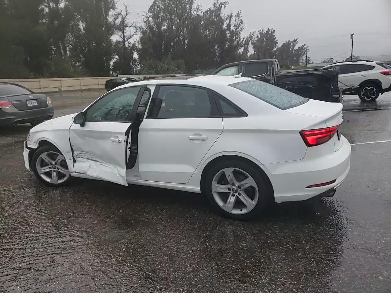 Фото: WAUB8GFF2H1020520