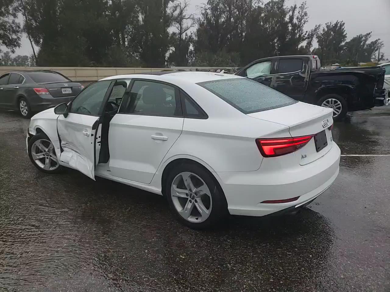 Фото: WAUB8GFF2H1020520