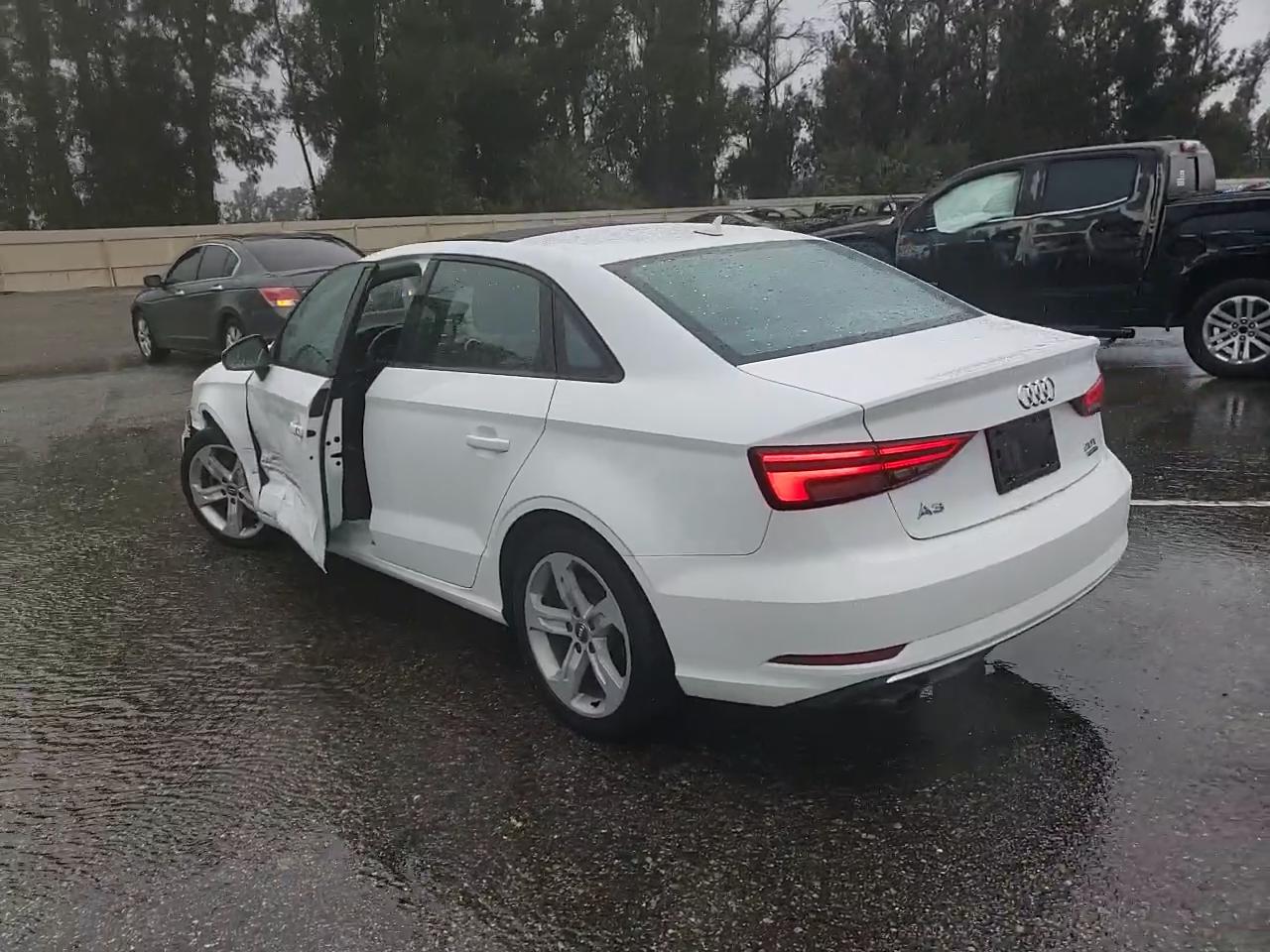 Фото: WAUB8GFF2H1020520