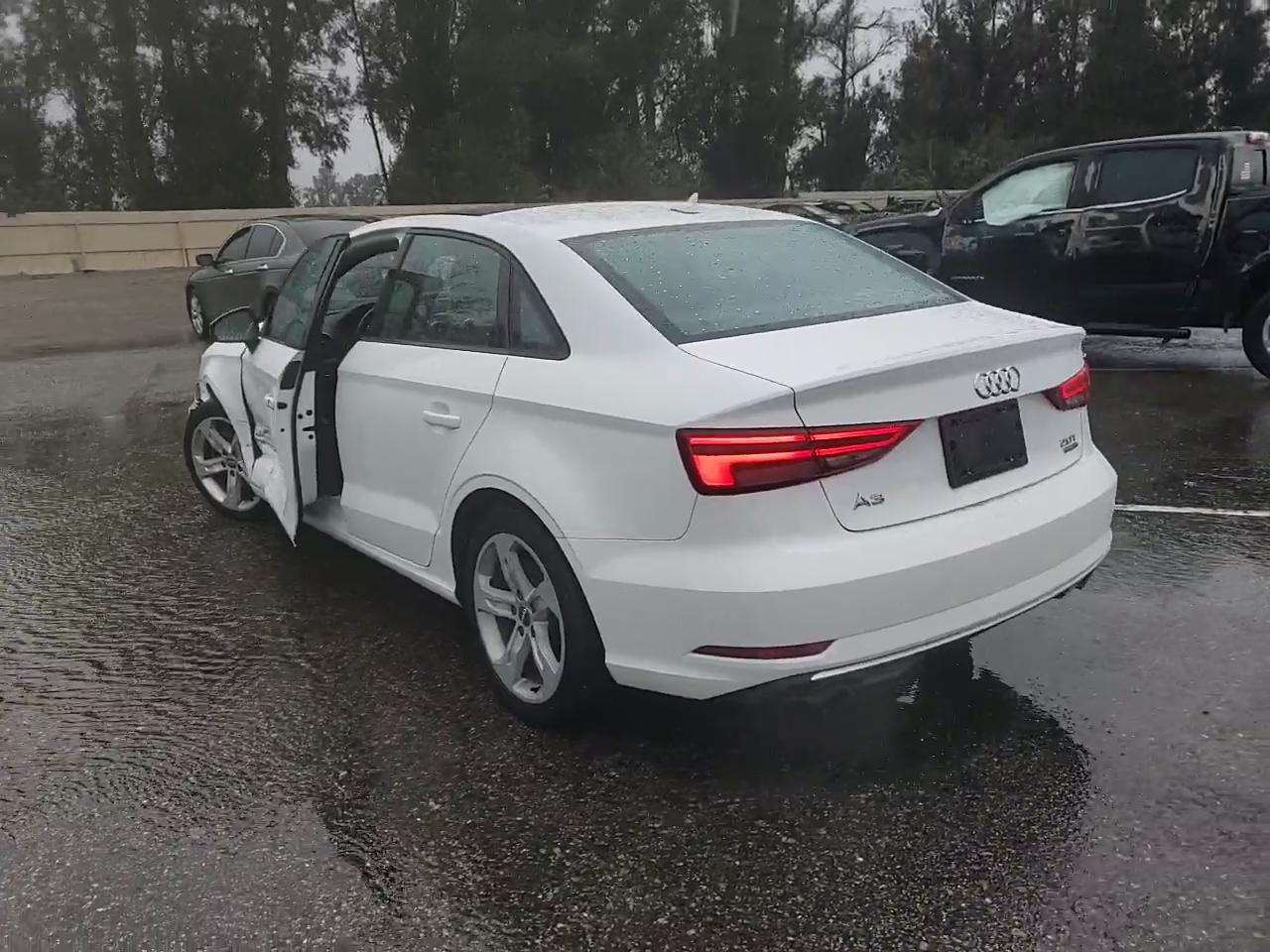 Фото: WAUB8GFF2H1020520