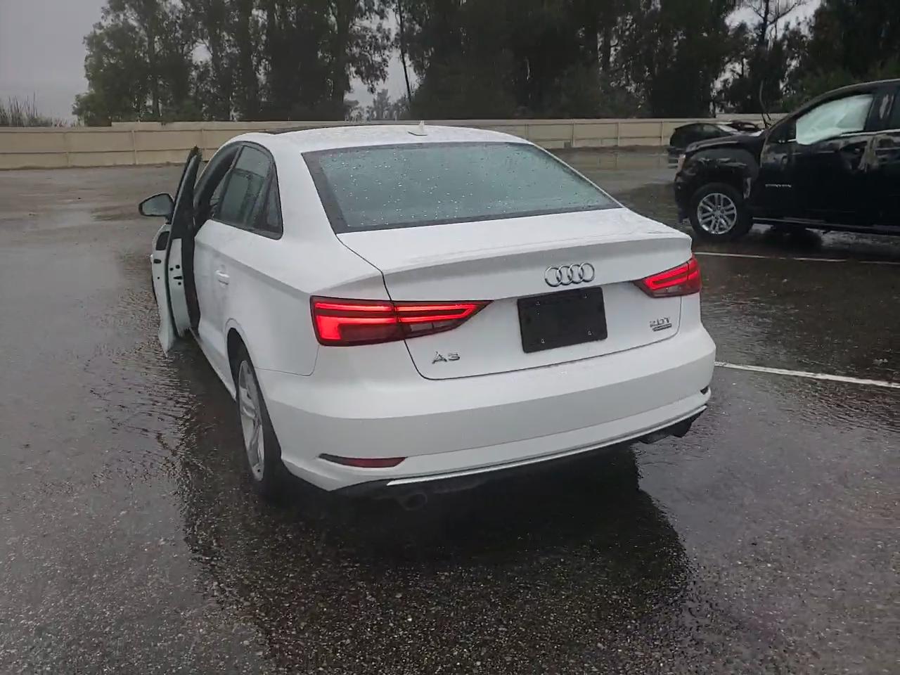 Фото: WAUB8GFF2H1020520