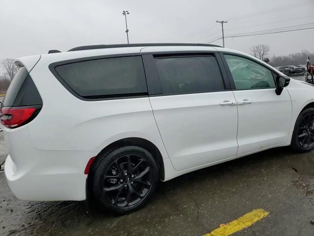 2024 Chrysler Pacifica Touring L VIN: 2C4RC1BG1RR180669 Lot: 93831995