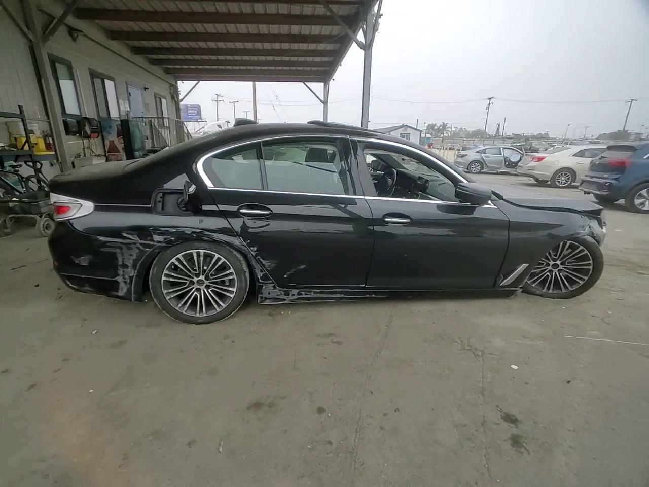 Фото: WBAJA5C51JG899673