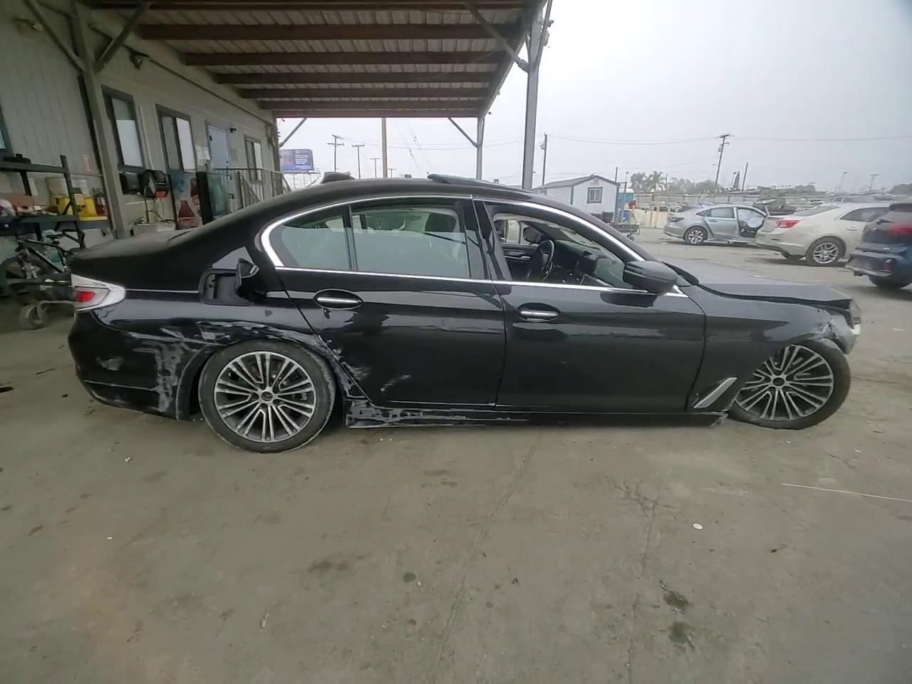 Фото: WBAJA5C51JG899673