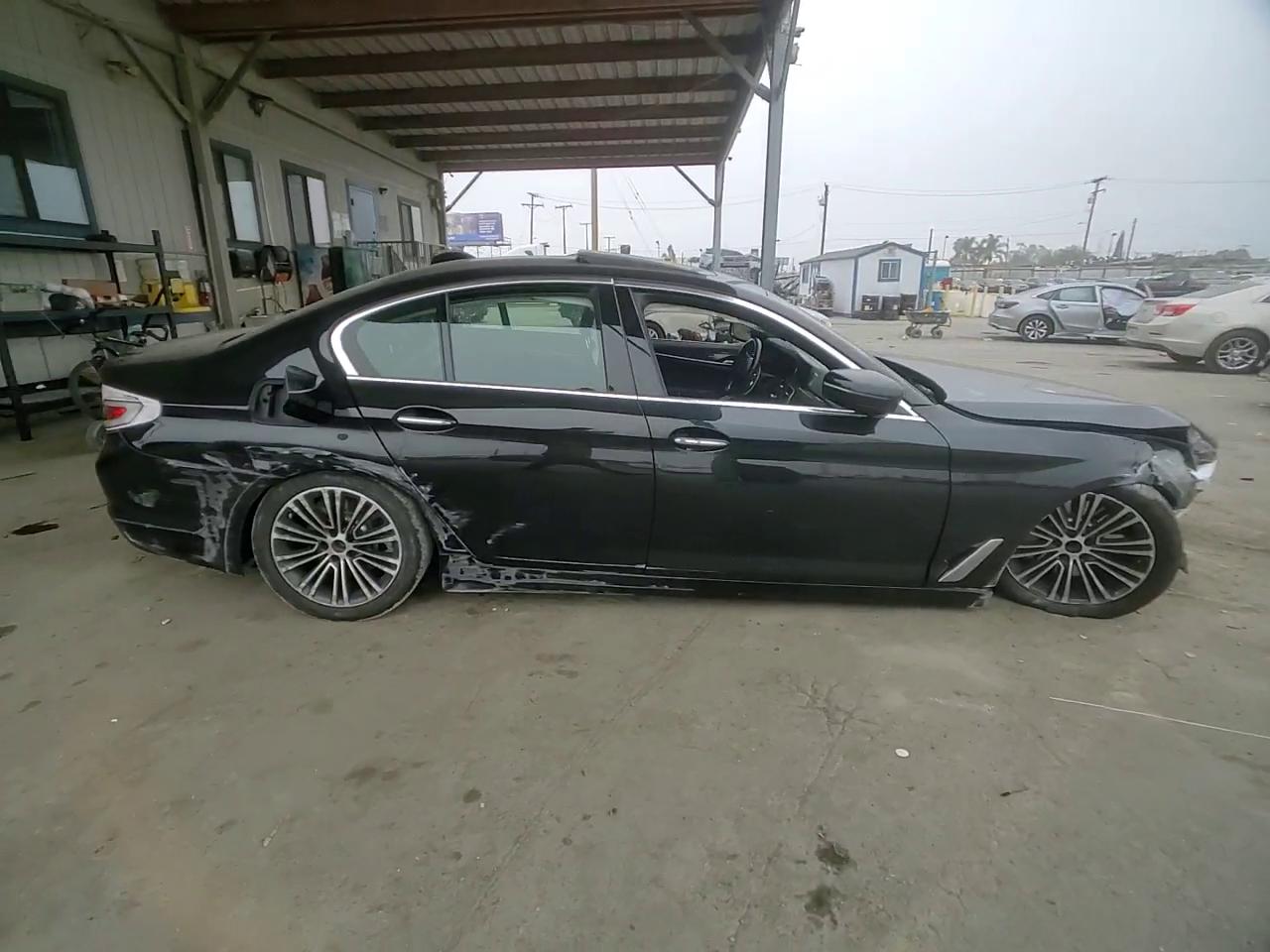 Фото: WBAJA5C51JG899673