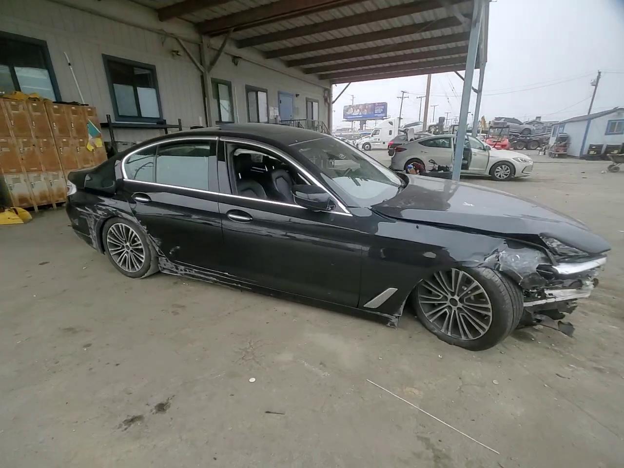 Фото: WBAJA5C51JG899673