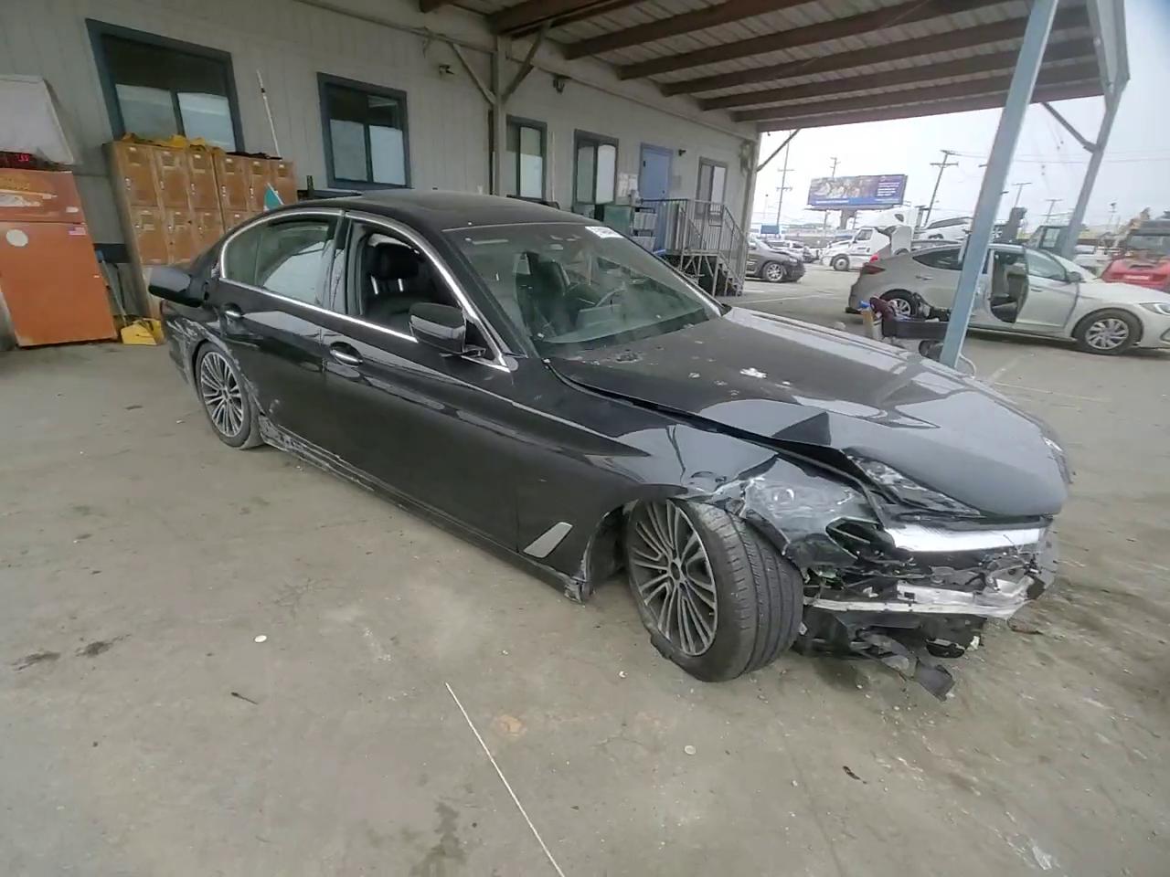 Фото: WBAJA5C51JG899673