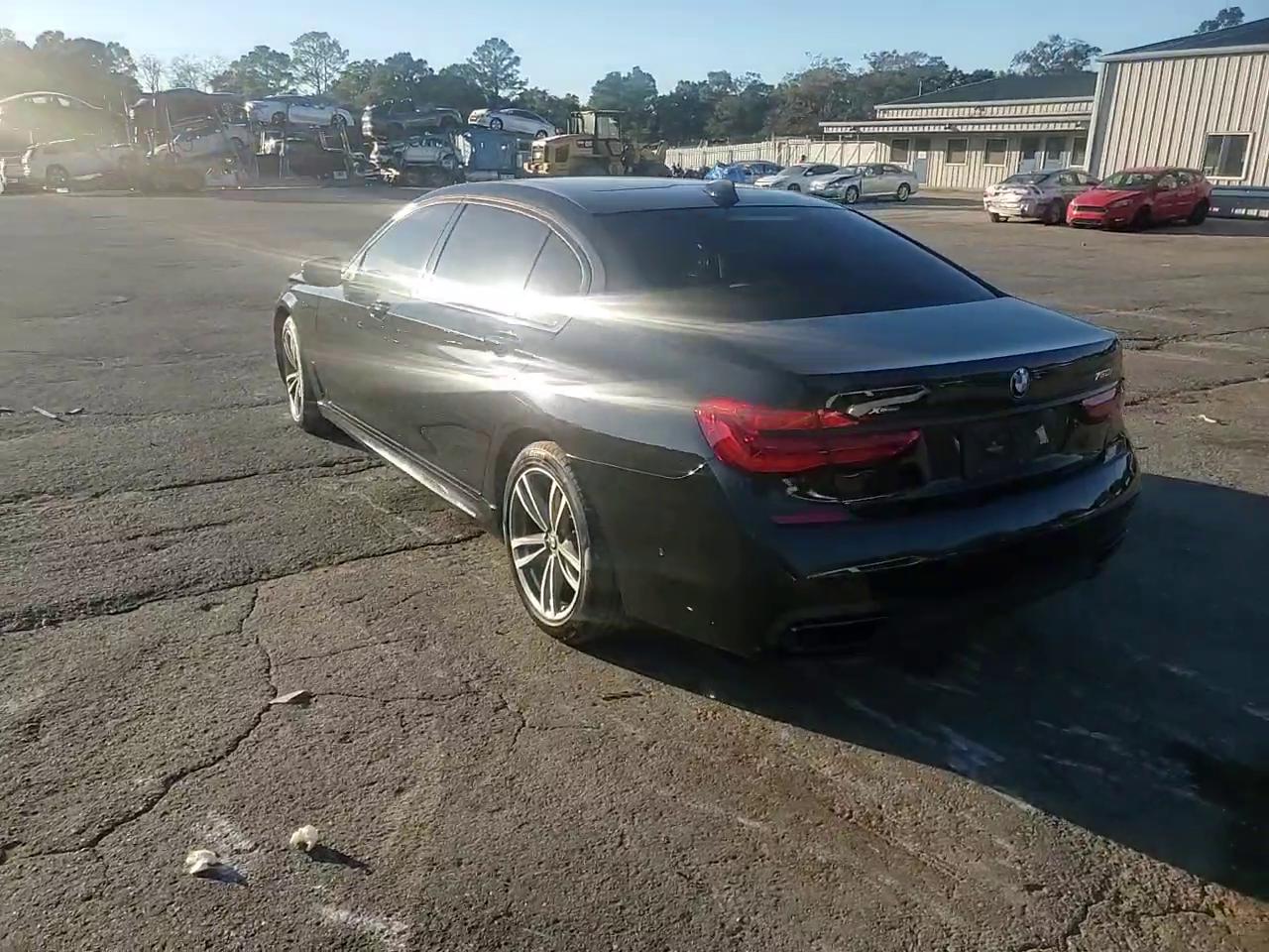 Фото: WBA7F2C56HG422385