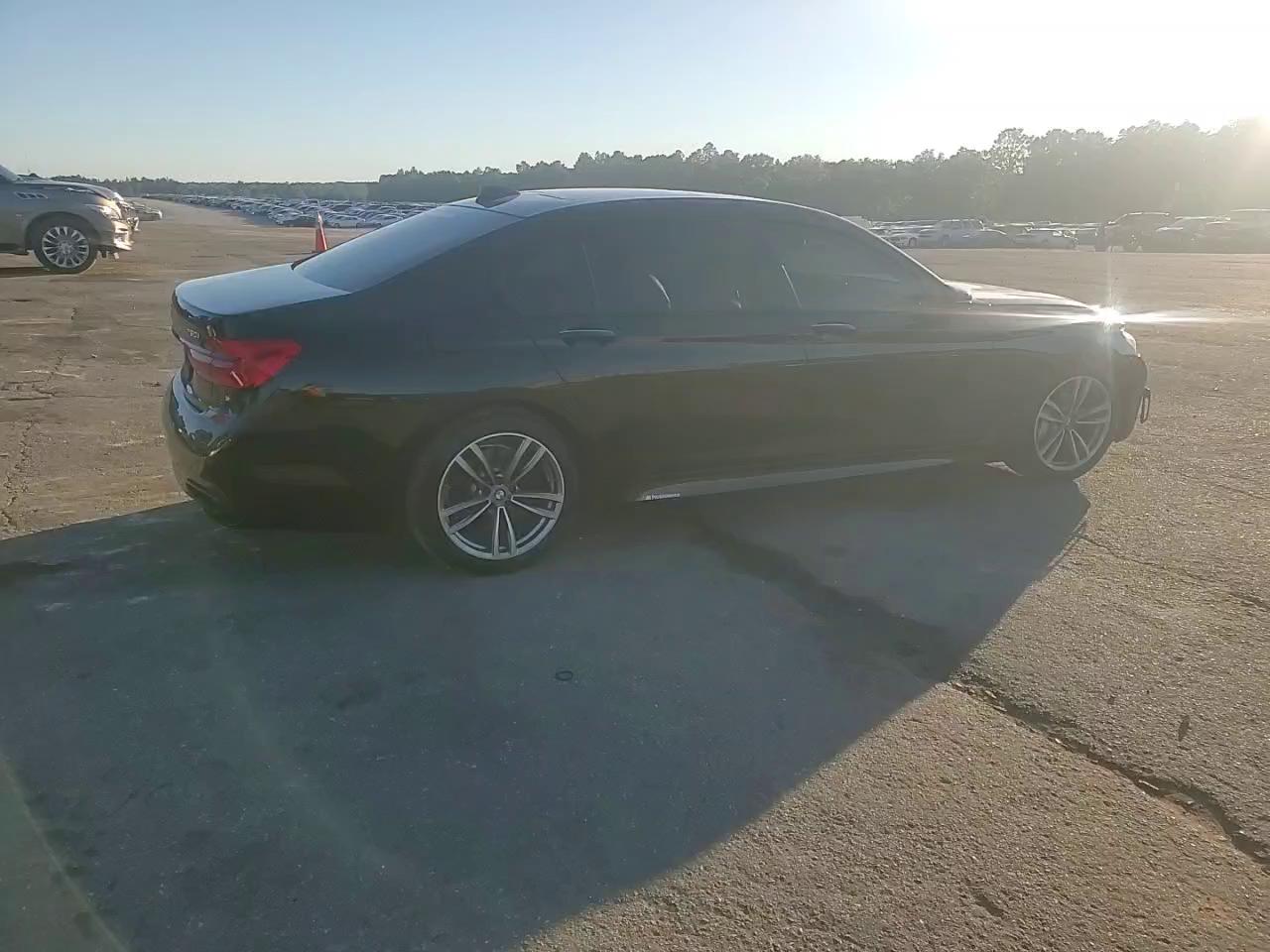 Фото: WBA7F2C56HG422385