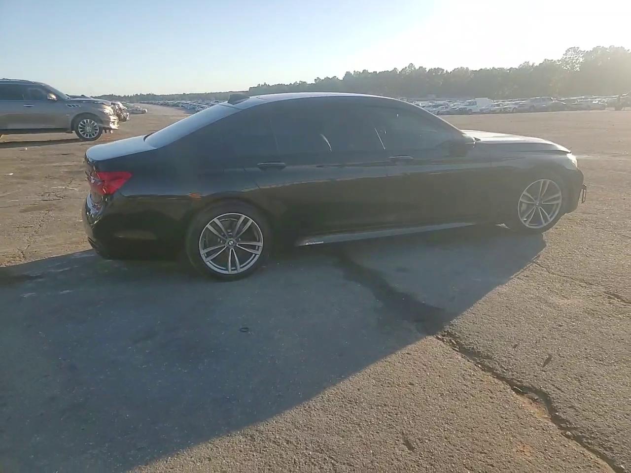 Фото: WBA7F2C56HG422385