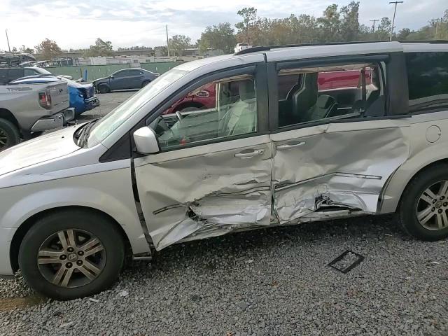 2010 Dodge Caravan - Image 11