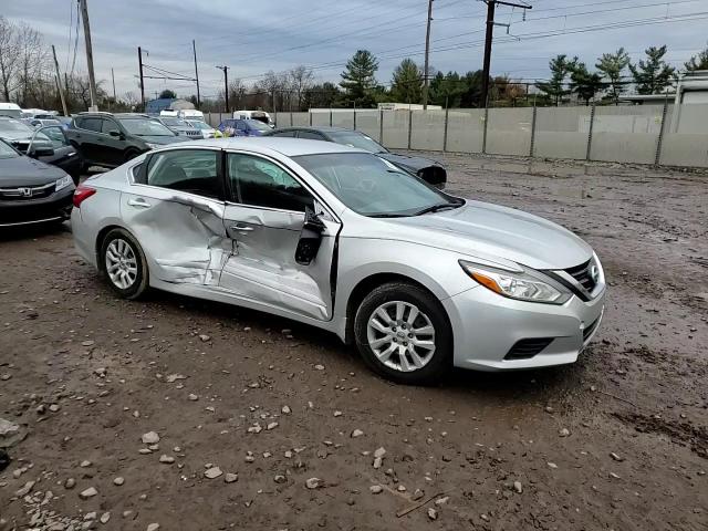 2017 Nissan Altima - Image 10