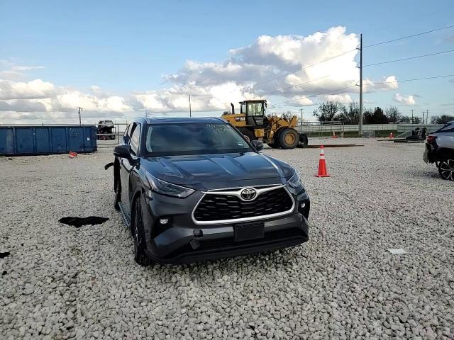 2022 Toyota Highlander - Image 12