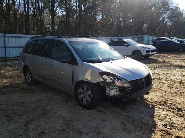 2010 Toyota Sienna - Image 11