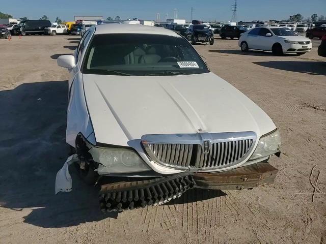 2010 Lincoln Town Car - Image 10