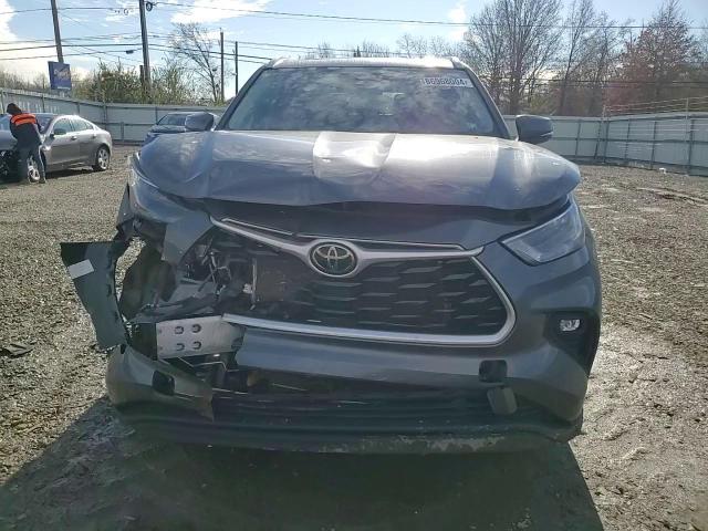 2022 Toyota Highlander - Image 11