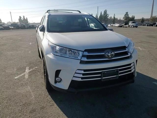 2018 Toyota Highlander - Image 12