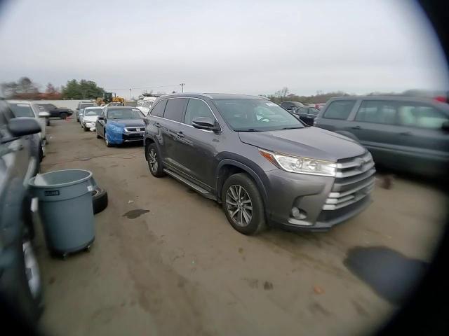 2017 Toyota Highlander - Image 13