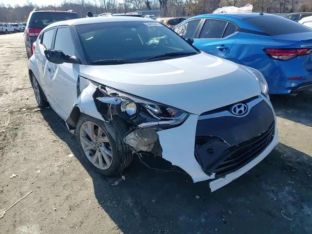 2017 Hyundai Veloster - Image 10