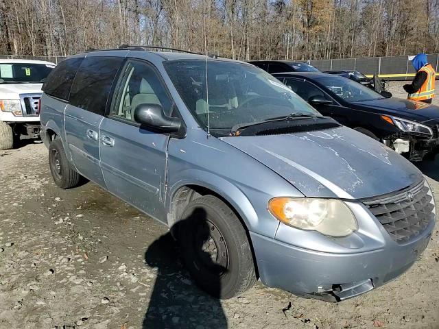 2005 Chrysler Town & Country Lx VIN: 2C4GP44R65R592883 Lot: 83083174