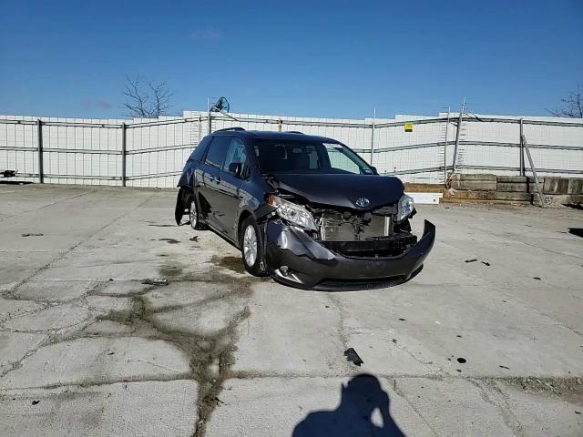 2017 Toyota Sienna - Image 11