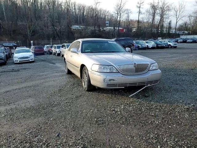 2010 Lincoln Town Car Signature Limited VIN: 2LNBL8CV8AX601385 Lot: 85118404