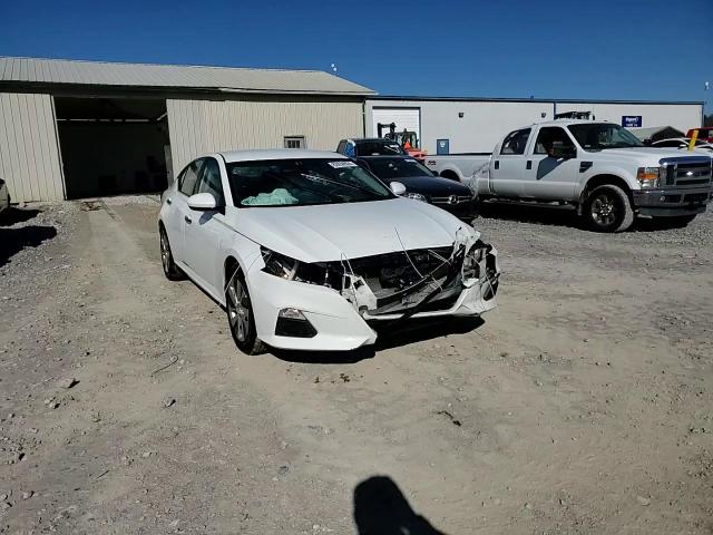 2020 Nissan Altima - Image 13