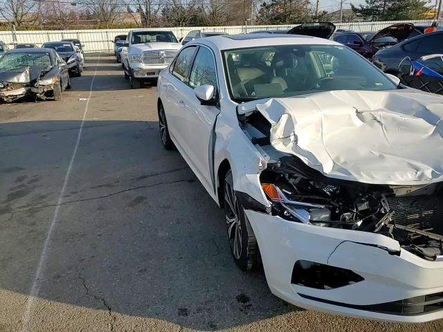 2021 Volkswagen Passat - Image 11