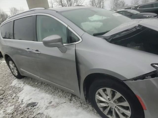 2018 Chrysler Pacifica - Image 11