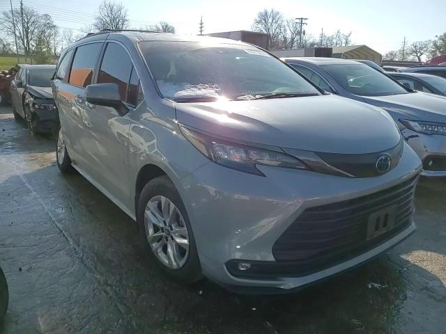 2022 Toyota Sienna - Image 11