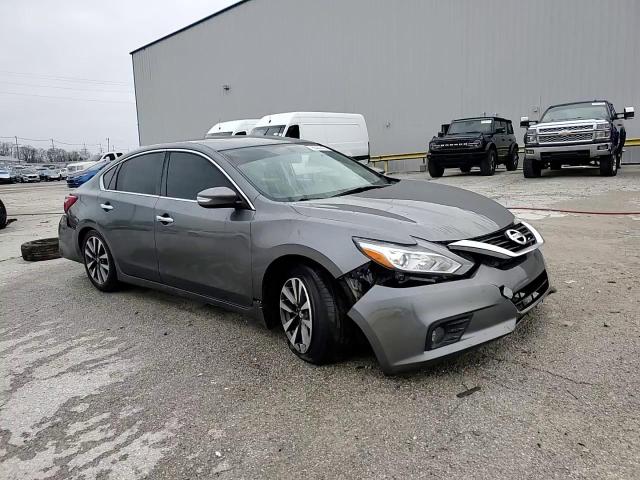 2017 Nissan Altima - Image 13