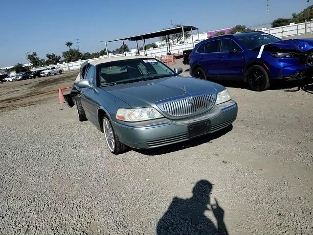 2004 Lincoln Town Car Executive VIN: 1LNHM81W24Y666076 Lot: 83616584