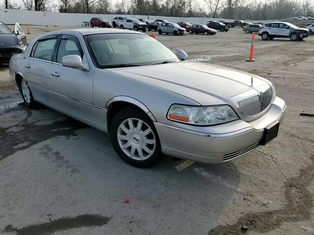 2009 Lincoln Town Car Signature Limited VIN: 2LNHM82V09X602244 Lot: 84258954