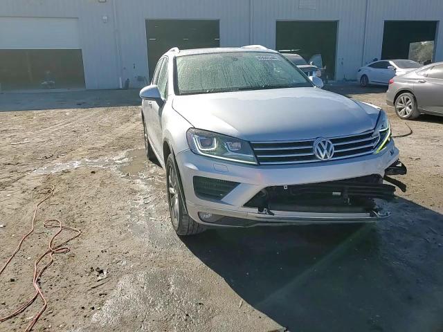 2015 Volkswagen Touareg - Image 14
