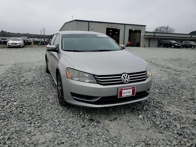 2014 Volkswagen Passat - Image 13