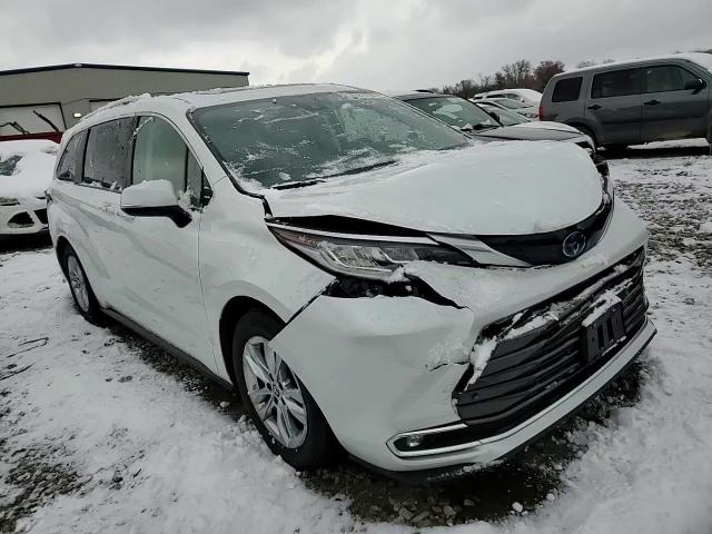 2022 Toyota Sienna - Image 12