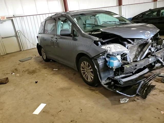 2015 Toyota Sienna - Image 14