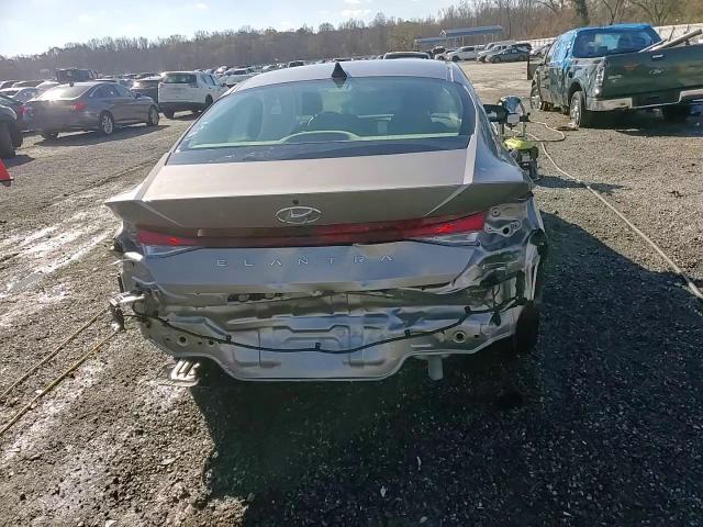 2023 Hyundai Elantra - Image 14