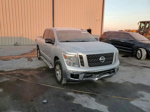 2019 Nissan Titan - Image 13
