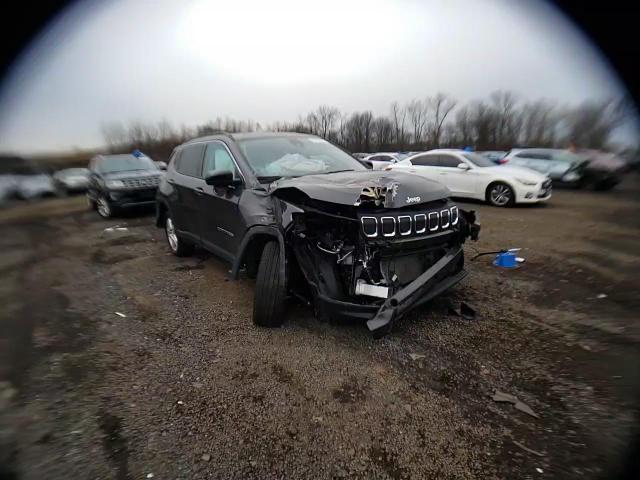 2022 Jeep Compass - Image 11