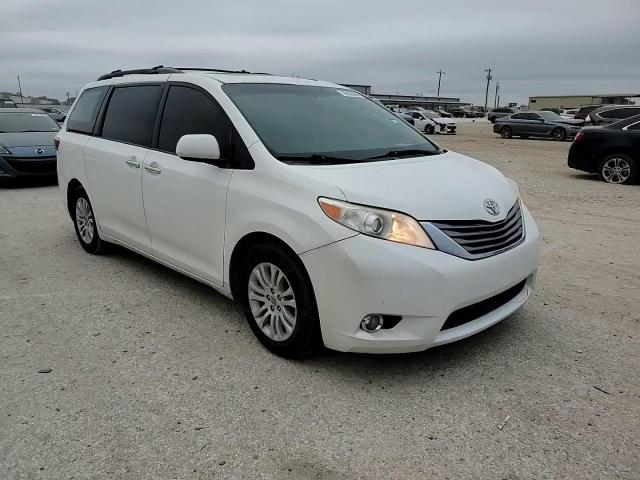 2015 Toyota Sienna - Image 12