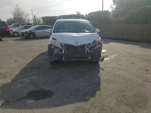 2011 Toyota Sienna - Image 11