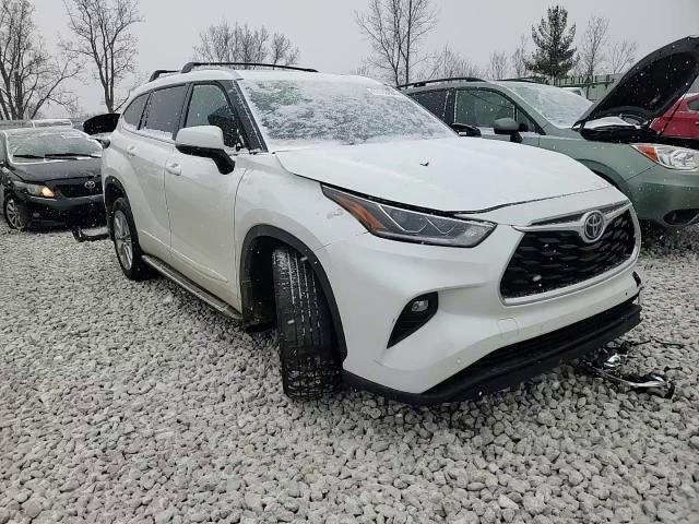 2022 Toyota Highlander - Image 11