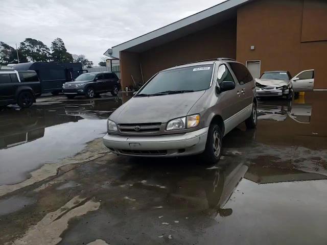 1998 Toyota Sienna - Image 12
