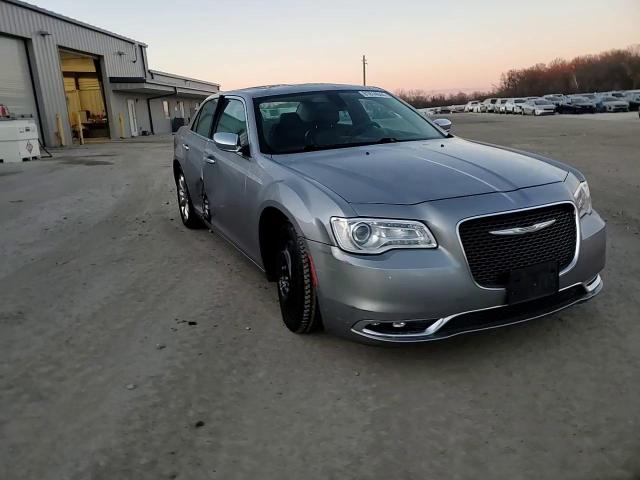 2016 Chrysler 300 - Image 13