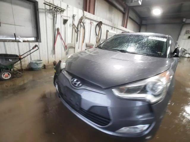 2016 Hyundai Veloster - Image 13
