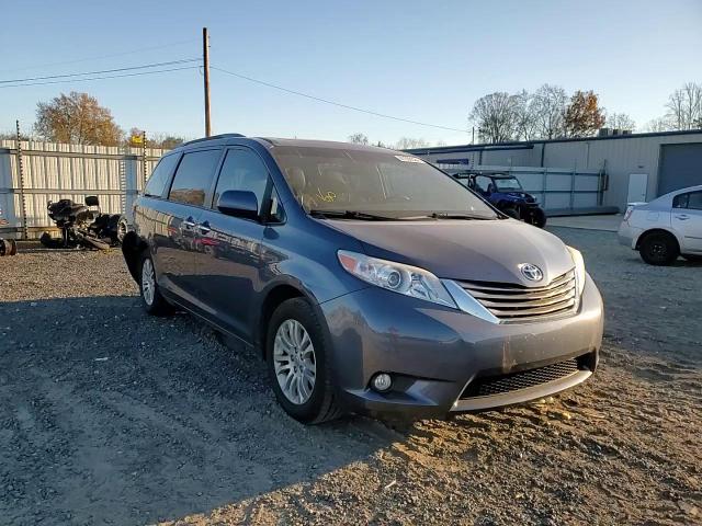 2017 Toyota Sienna - Image 12